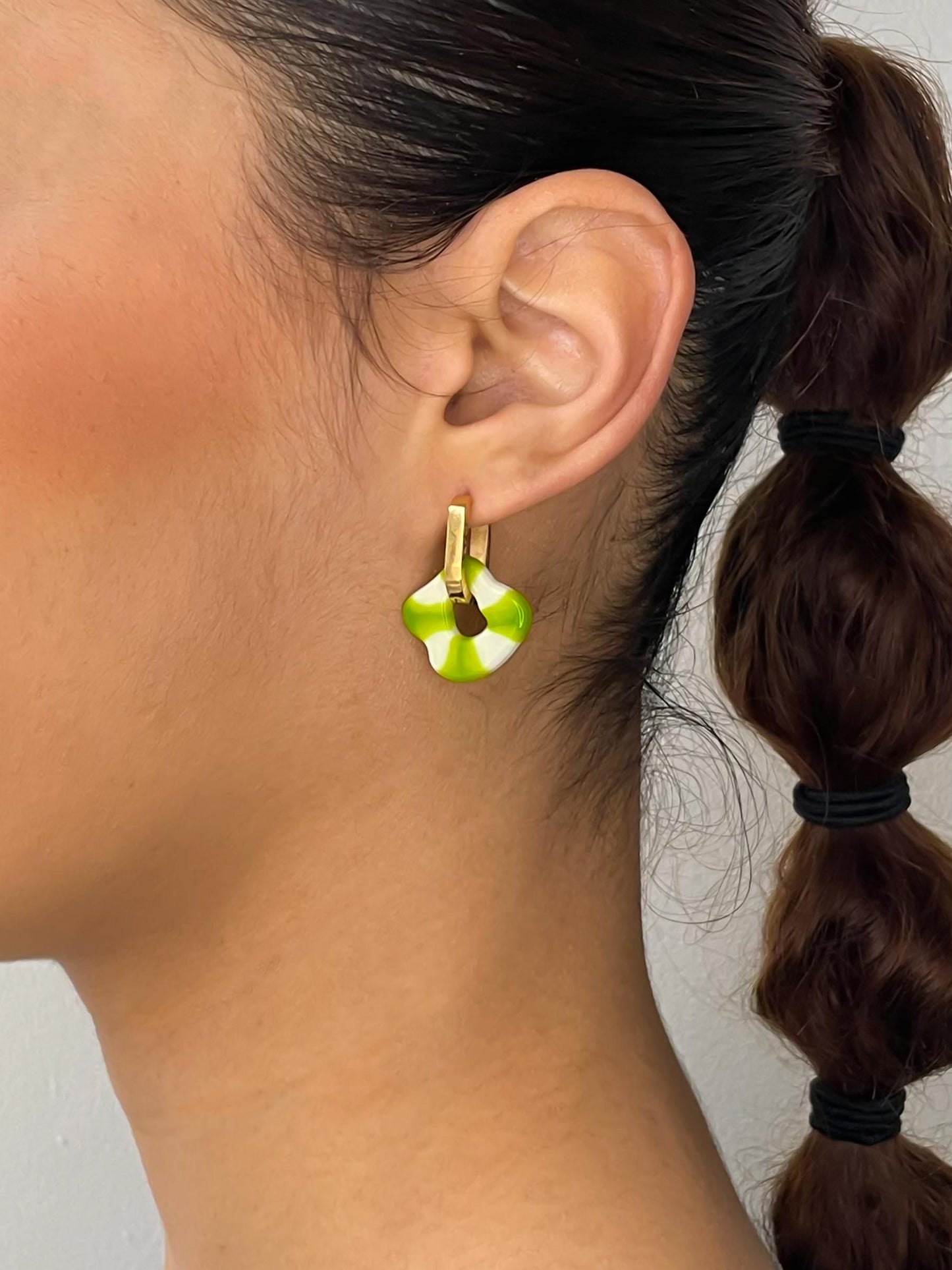 Cuno moss green white gold earring (pair)